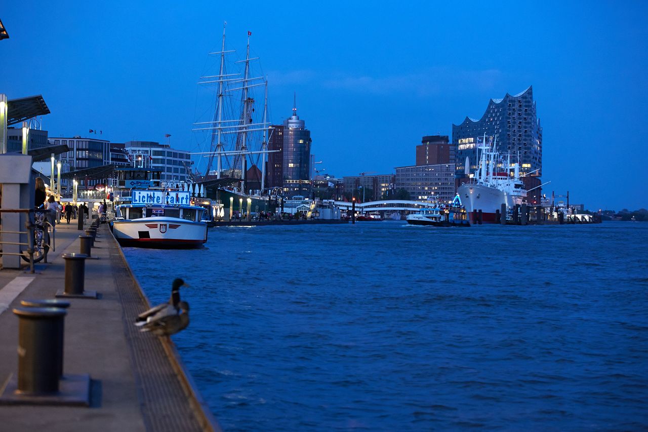 Lichterrundfahrt Bei Nacht über Den Hafen Hamburgs